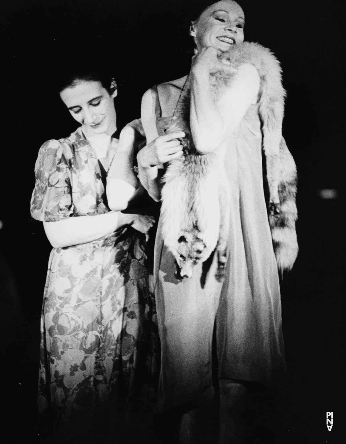 Beatrice Libonati et Silvia Kesselheim dans « Les Sept Péchés capitaux » de Pina Bausch