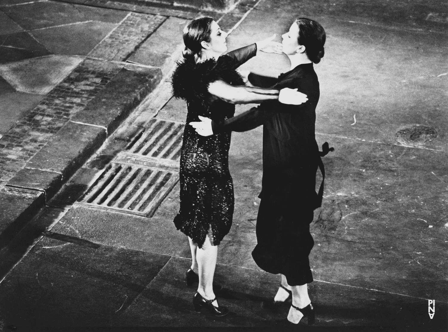 Colleen Finneran-Meessmann et Josephine Ann Endicott dans « Les Sept Péchés capitaux » de Pina Bausch