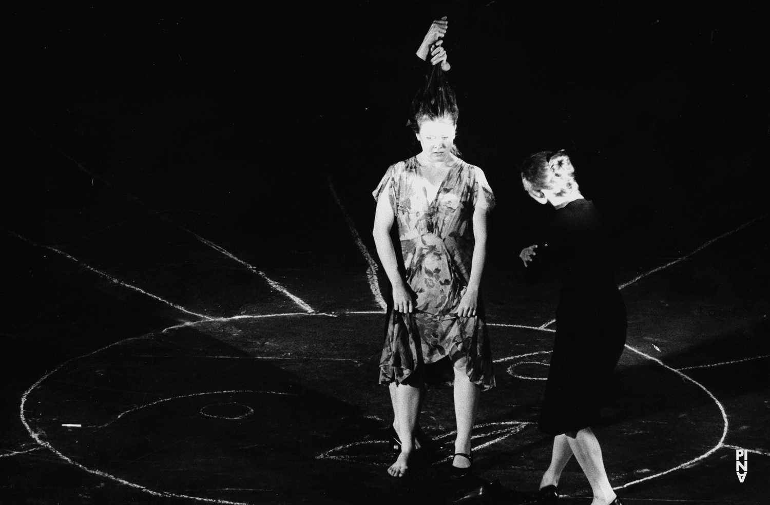 Josephine Ann Endicott in „Die sieben Todsünden“ von Pina Bausch