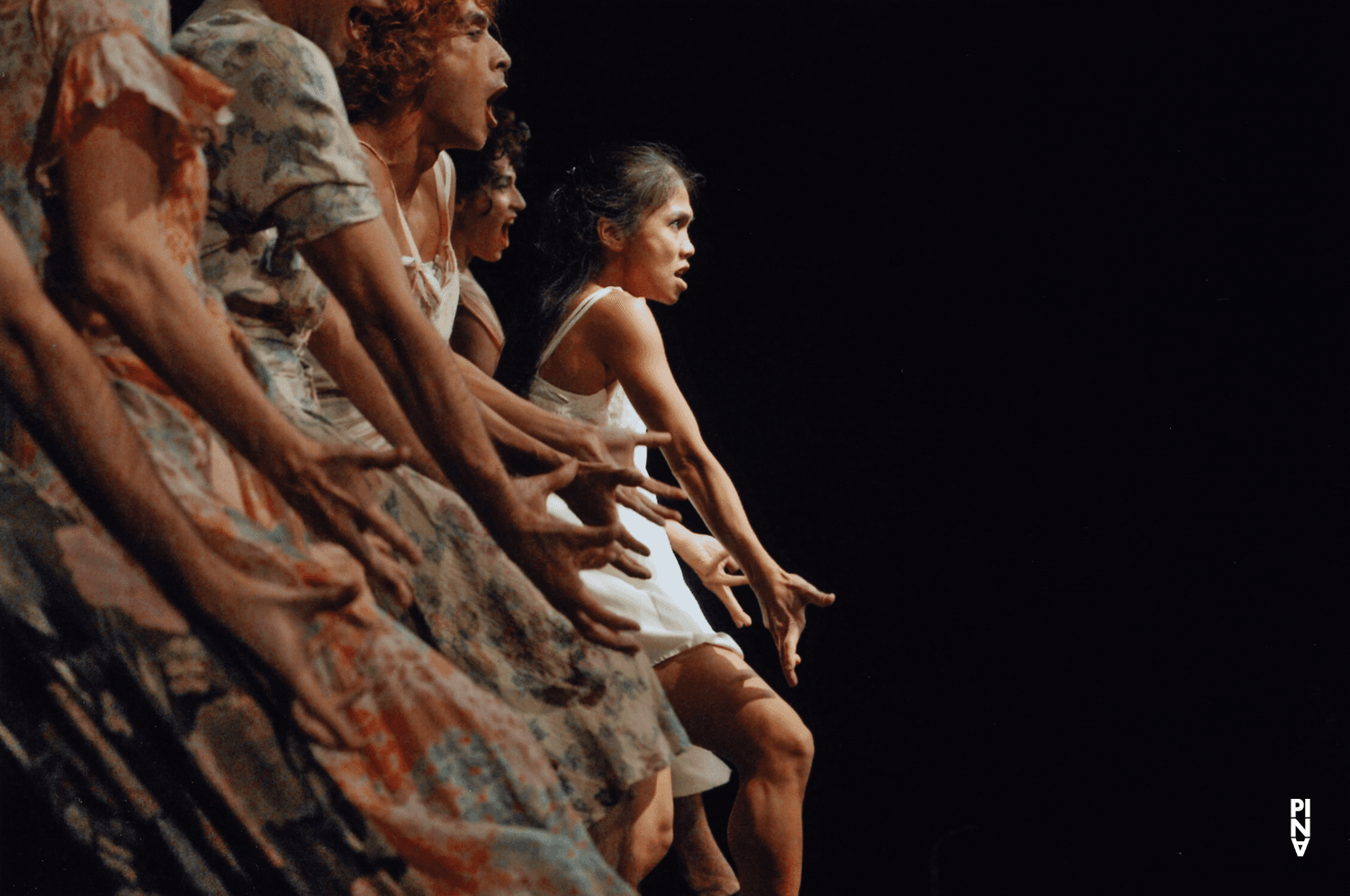 Eddie Martinez, Ditta Miranda Jasjfi und Aleš Čuček in „Die sieben Todsünden“ von Pina Bausch