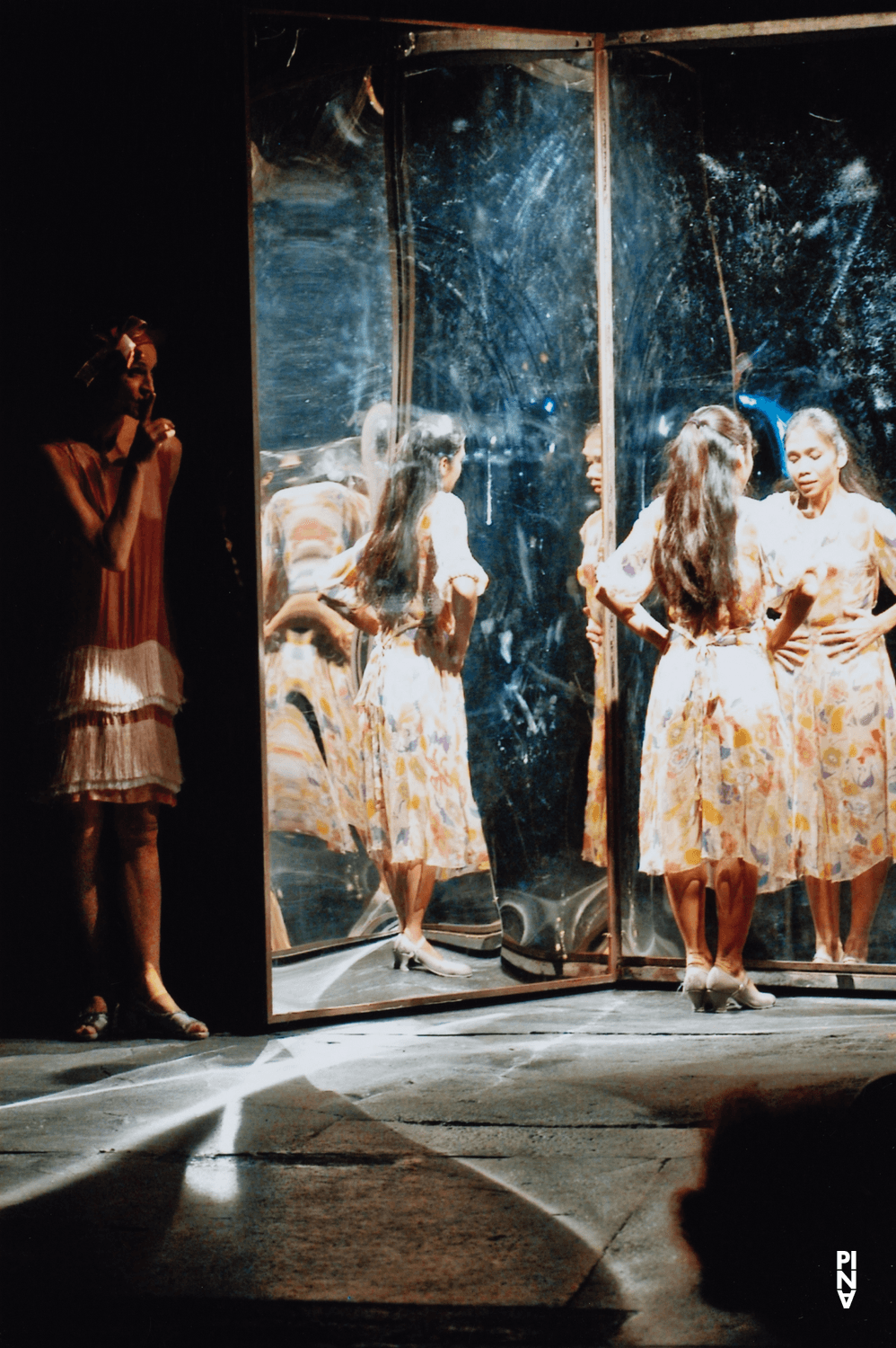 Julie Anne Stanzak und Ditta Miranda Jasjfi in „Die sieben Todsünden“ von Pina Bausch