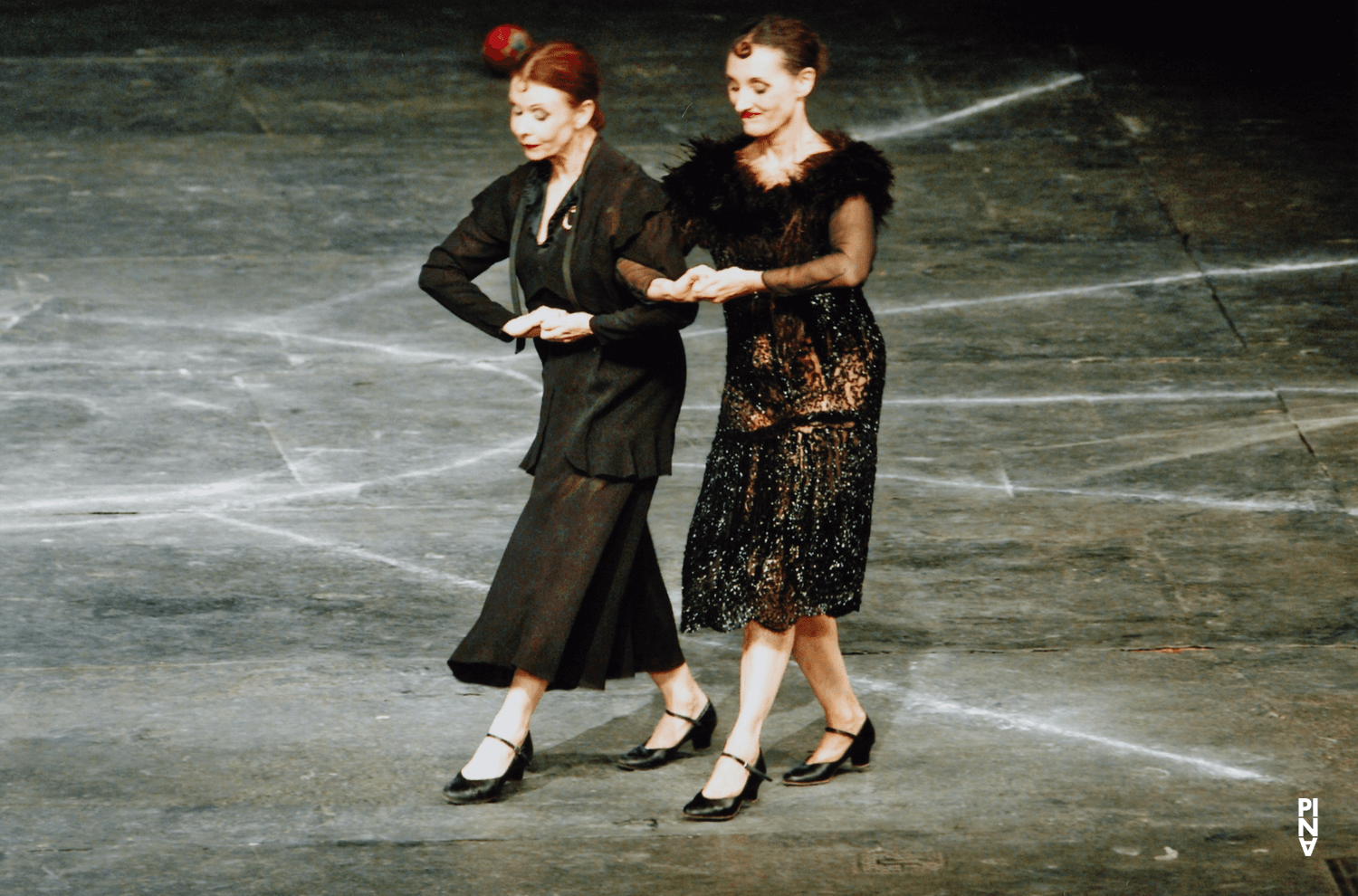 Nazareth Panadero et Josephine Ann Endicott dans « Les Sept Péchés capitaux » de Pina Bausch