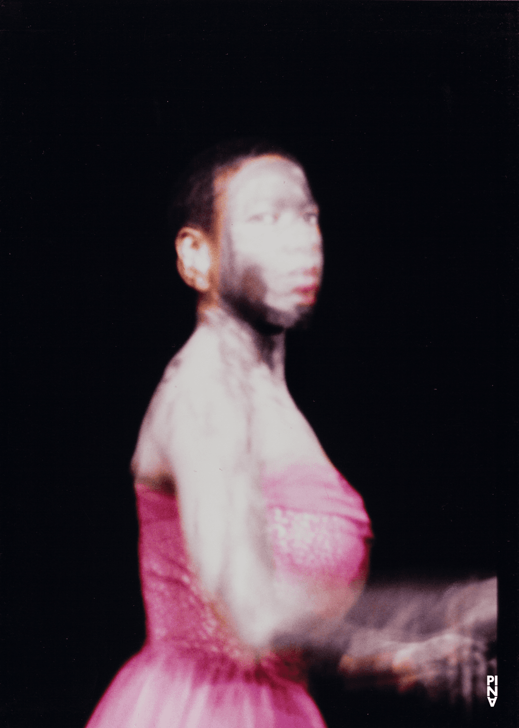 Quincella Swyningan dans « Ein Trauerspiel (Jeu de deuil) » de Pina Bausch