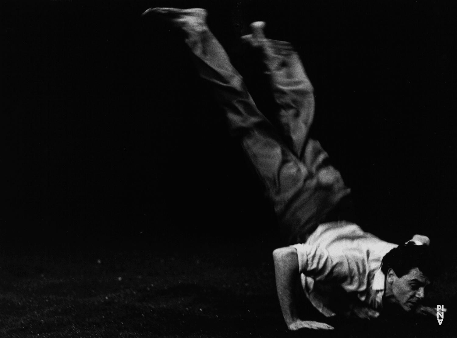 Daphnis Kokkinos dans « Ein Trauerspiel (Jeu de deuil) » de Pina Bausch