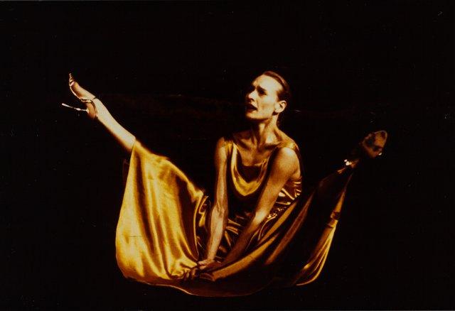 Julie Shanahan in „Ein Trauerspiel“ von Pina Bausch im Schauspielhaus Wuppertal, Spielzeit 1993/94