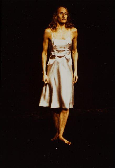 Julie Shanahan in „Ein Trauerspiel“ von Pina Bausch im Schauspielhaus Wuppertal, Spielzeit 1993/94