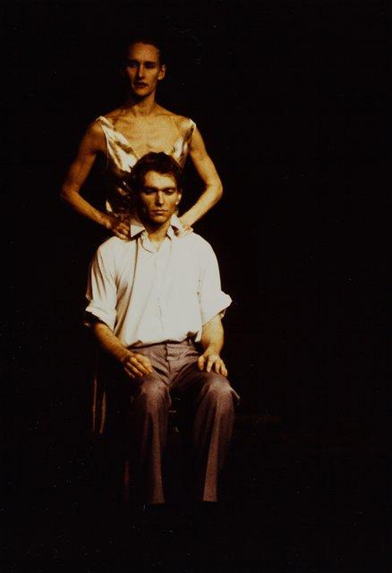 Hans Beenhakker und Julie Shanahan in „Ein Trauerspiel“ von Pina Bausch im Schauspielhaus Wuppertal, Spielzeit 1993/94