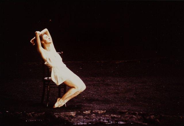Barbara Kaufmann dans « Ein Trauerspiel (Jeu de deuil) » de Pina Bausch au Schauspielhaus Wuppertal, saison 1993/94