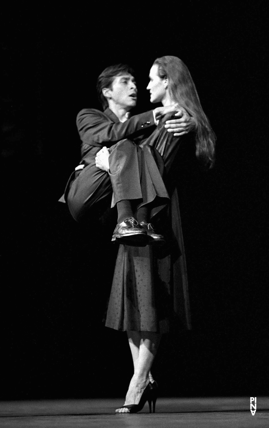 Julie Anne Stanzak and Eddie Martinez in “Viktor” by Pina Bausch with Tanztheater Wuppertal at Théâtre du Châtelet Paris (France), June 26, 2001
