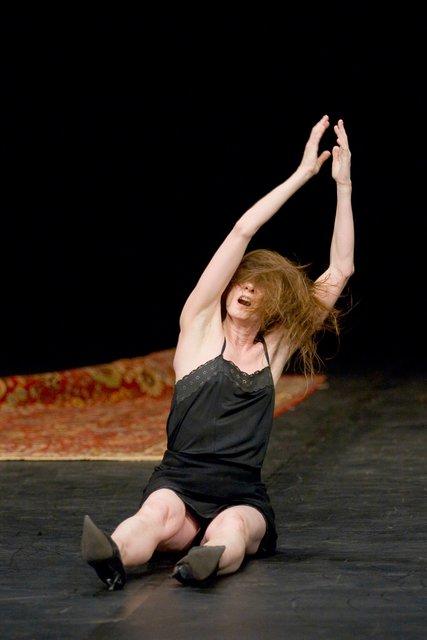 Héléna Pikon dans « Viktor » de Pina Bausch avec Tanztheater Wuppertal à l'Opernhaus Wuppertal (Allemagne), 19 mai 2010