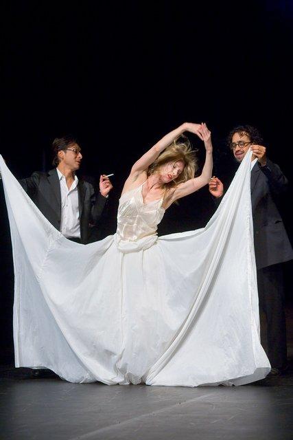 Julie Shanahan, Eddie Martinez und Jorge Puerta Armenta in „Viktor“ von Pina Bausch mit Tanztheater Wuppertal im Opernhaus Wuppertal (Deutschland), 19. Mai 2010