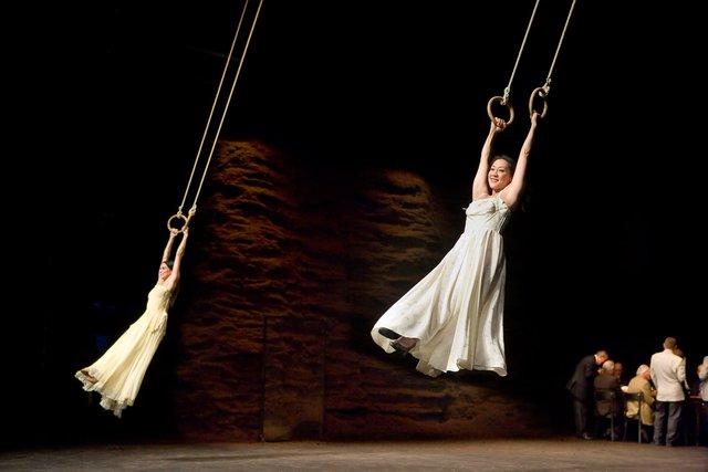 Azusa Seyama und Ruth Amarante in „Viktor“ von Pina Bausch mit Tanztheater Wuppertal im Opernhaus Wuppertal (Deutschland), 19. Mai 2010