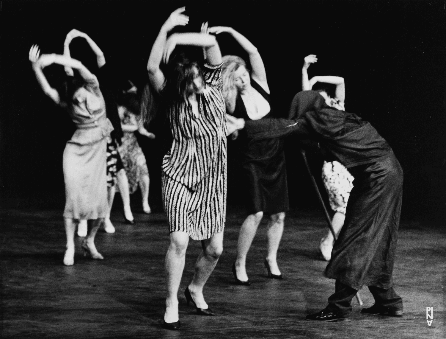 Melanie Lien Palm, Julie Anne Stanzak und Dominique Mercy in „Viktor“ von Pina Bausch