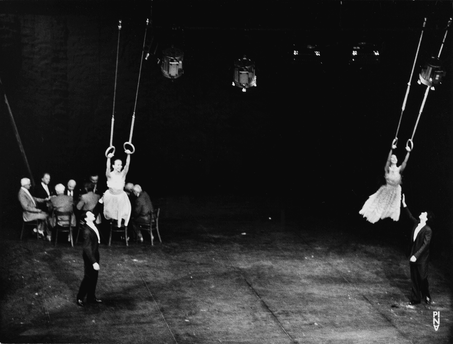 Monika Sagon und Bénédicte Billiet in „Viktor“ von Pina Bausch