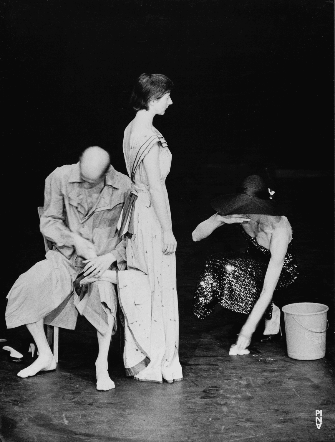 Jakob Haahr Andersen, Finola Cronin und Jean Laurent Sasportes in „Viktor“ von Pina Bausch