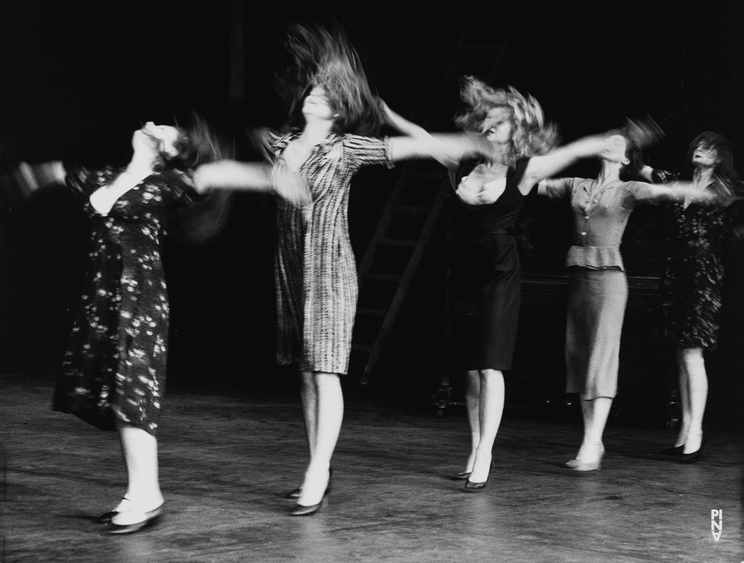 Finola Cronin, Melanie Karen Lien Palm und Silvia Kesselheim in „Viktor“ von Pina Bausch