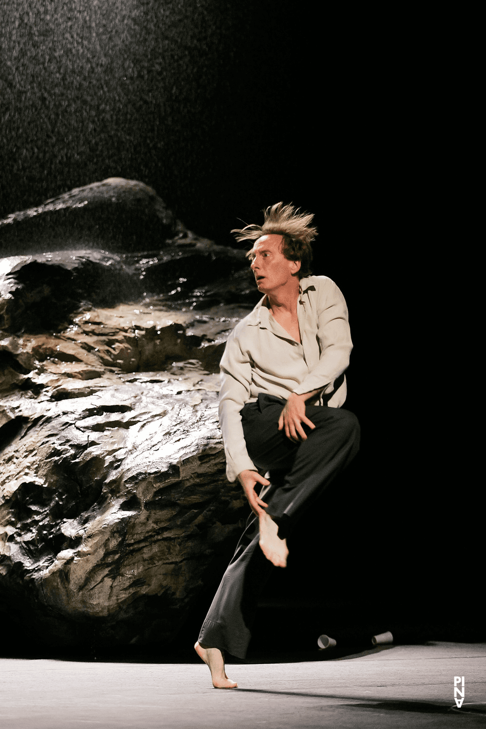 Dominique Mercy dans « Vollmond (Pleine lune) » de Pina Bausch avec Tanztheater Wuppertal au Schauspielhaus Wuppertal (Allemagne), 10 mai 2006