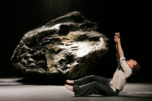 Dominique Mercy in „Vollmond“ von Pina Bausch mit Tanztheater Wuppertal im Schauspielhaus Wuppertal (Deutschland), 10. Mai 2006