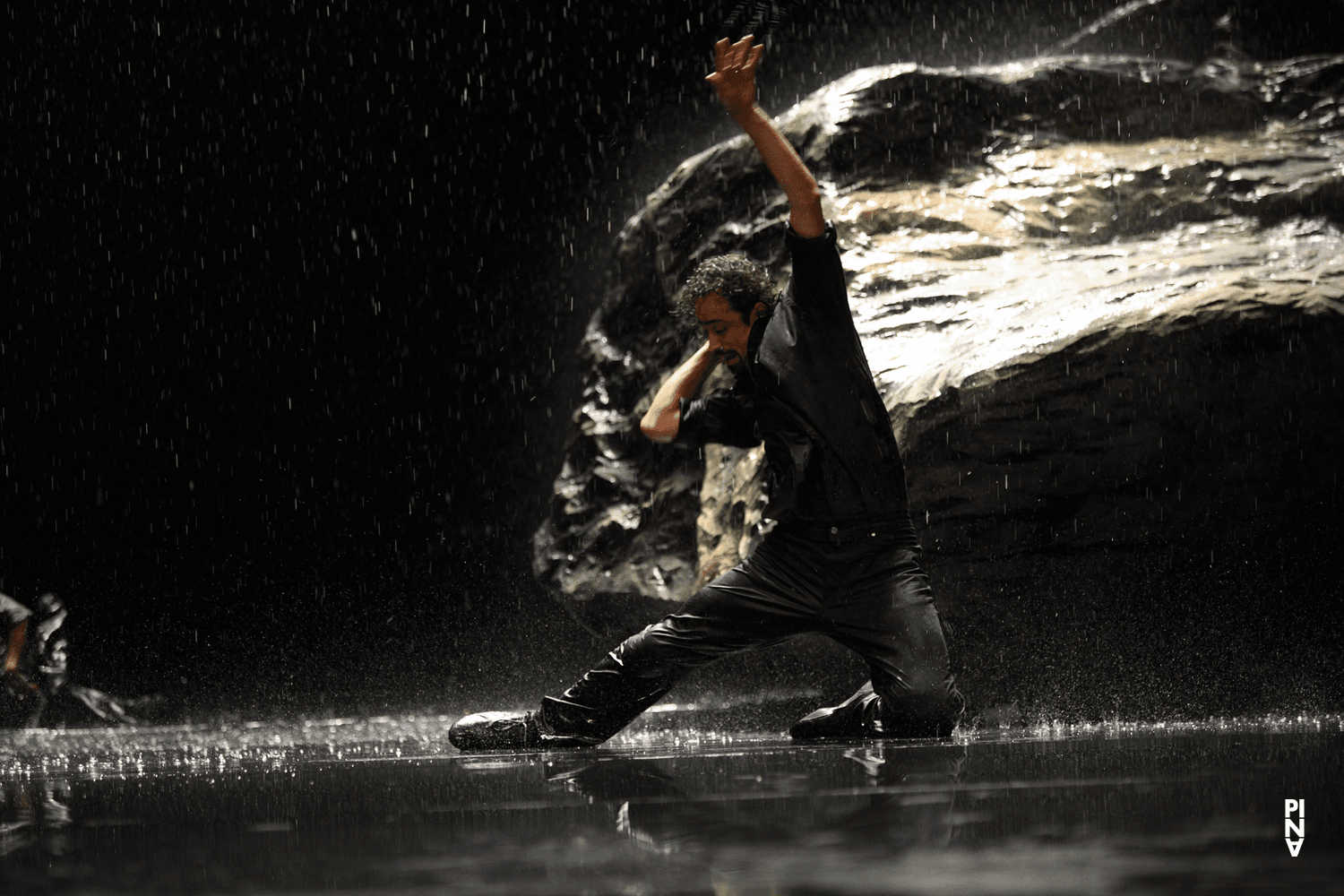 Jorge Puerta Armenta in „Vollmond“ von Pina Bausch mit Tanztheater Wuppertal im Schauspielhaus Wuppertal (Deutschland), 10. Mai 2006