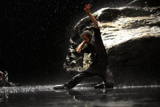 Jorge Puerta Armenta dans « Vollmond (Pleine lune) » de Pina Bausch avec Tanztheater Wuppertal au Schauspielhaus Wuppertal (Allemagne), 10 mai 2006