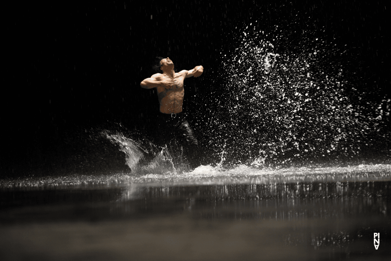 Rainer Behr in „Vollmond“ von Pina Bausch mit Tanztheater Wuppertal im Schauspielhaus Wuppertal (Deutschland), 10. Mai 2006