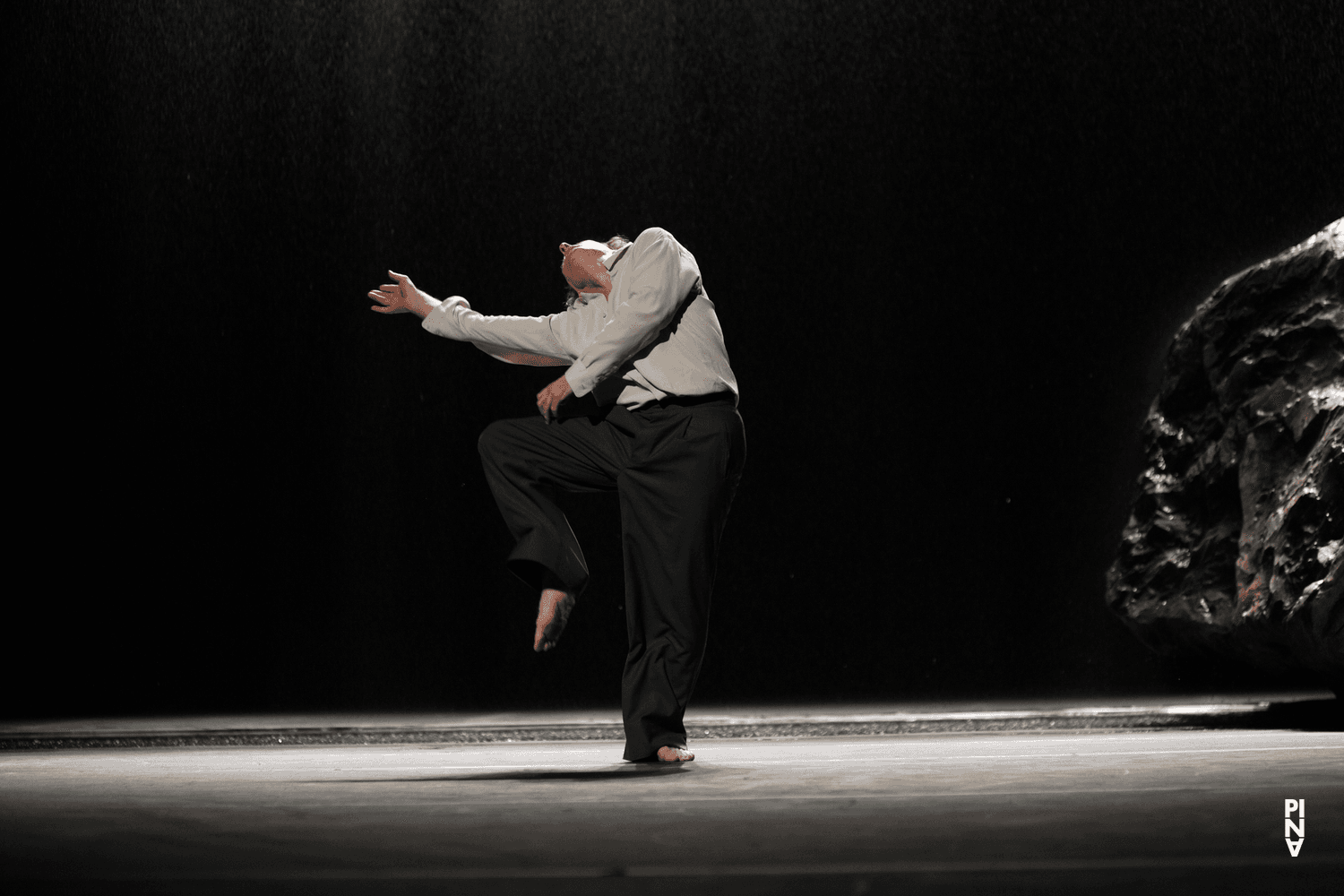 Dominique Mercy in „Vollmond“ von Pina Bausch mit Tanztheater Wuppertal im Schauspielhaus Wuppertal (Deutschland), 10. Mai 2006