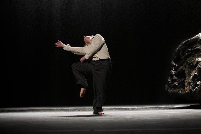 Dominique Mercy dans « Vollmond (Pleine lune) » de Pina Bausch avec Tanztheater Wuppertal au Schauspielhaus Wuppertal (Allemagne), 10 mai 2006