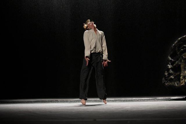 Dominique Mercy dans « Vollmond (Pleine lune) » de Pina Bausch avec Tanztheater Wuppertal au Schauspielhaus Wuppertal (Allemagne), 10 mai 2006