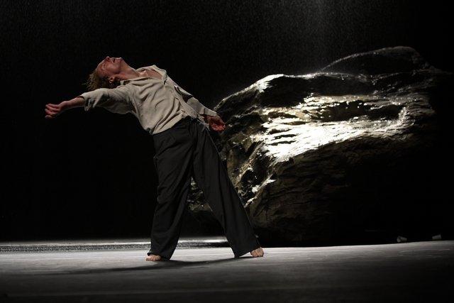 Dominique Mercy dans « Vollmond (Pleine lune) » de Pina Bausch avec Tanztheater Wuppertal au Schauspielhaus Wuppertal (Allemagne), 10 mai 2006