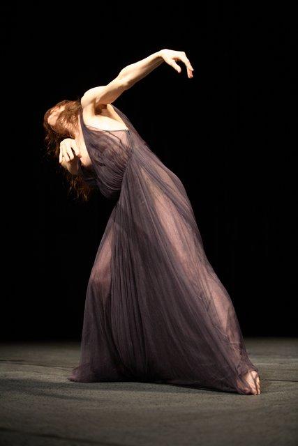 Héléna Pikon dans « Vollmond (Pleine lune) » de Pina Bausch avec Tanztheater Wuppertal au Schauspielhaus Wuppertal (Allemagne), 10 mai 2006