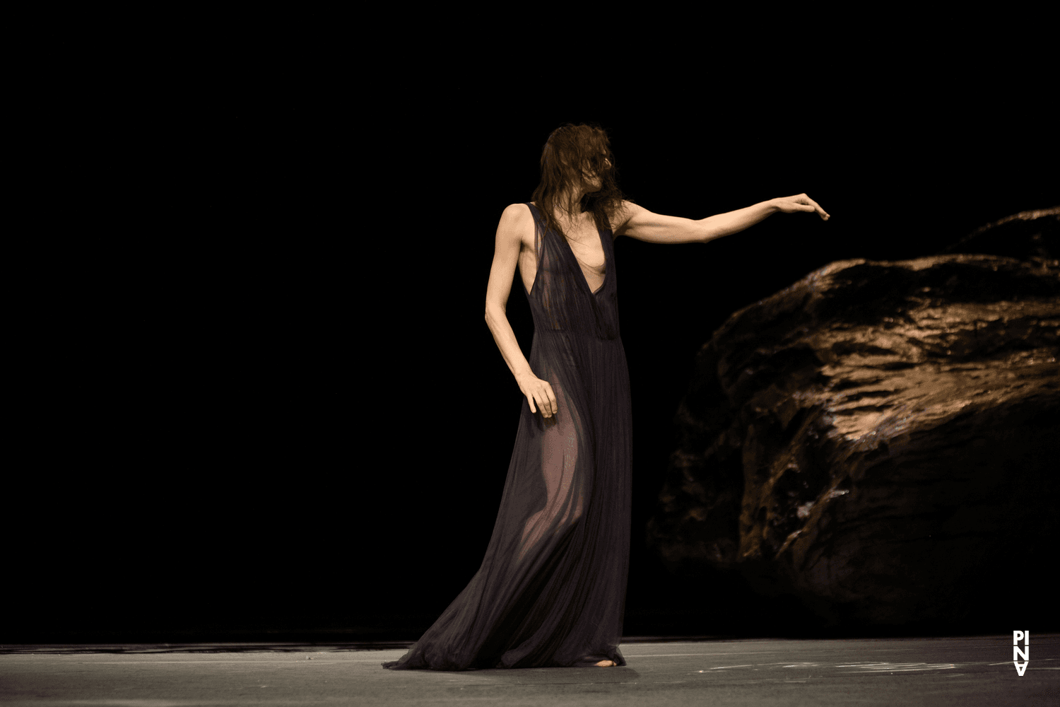 Héléna Pikon in „Vollmond“ von Pina Bausch mit Tanztheater Wuppertal im Schauspielhaus Wuppertal (Deutschland), 10. Mai 2006