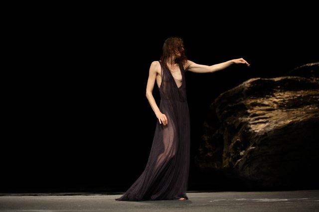 Héléna Pikon dans « Vollmond (Pleine lune) » de Pina Bausch avec Tanztheater Wuppertal au Schauspielhaus Wuppertal (Allemagne), 10 mai 2006