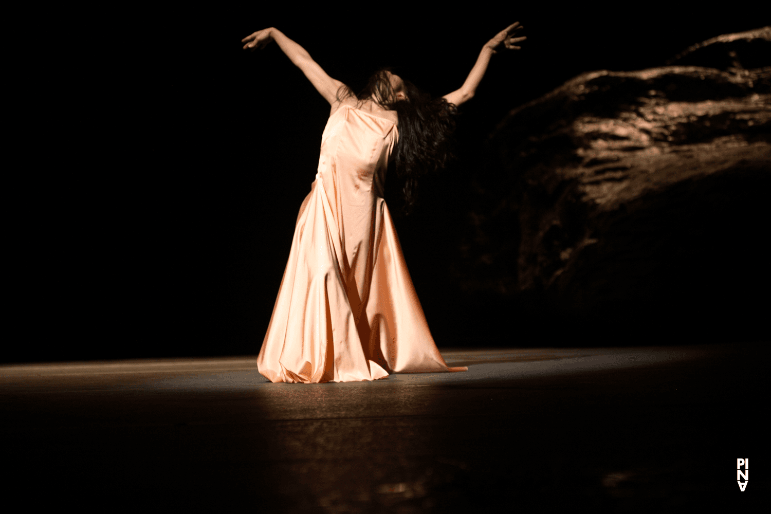 „Vollmond“ von Pina Bausch mit Tanztheater Wuppertal im Schauspielhaus Wuppertal (Deutschland), 10. Mai 2006