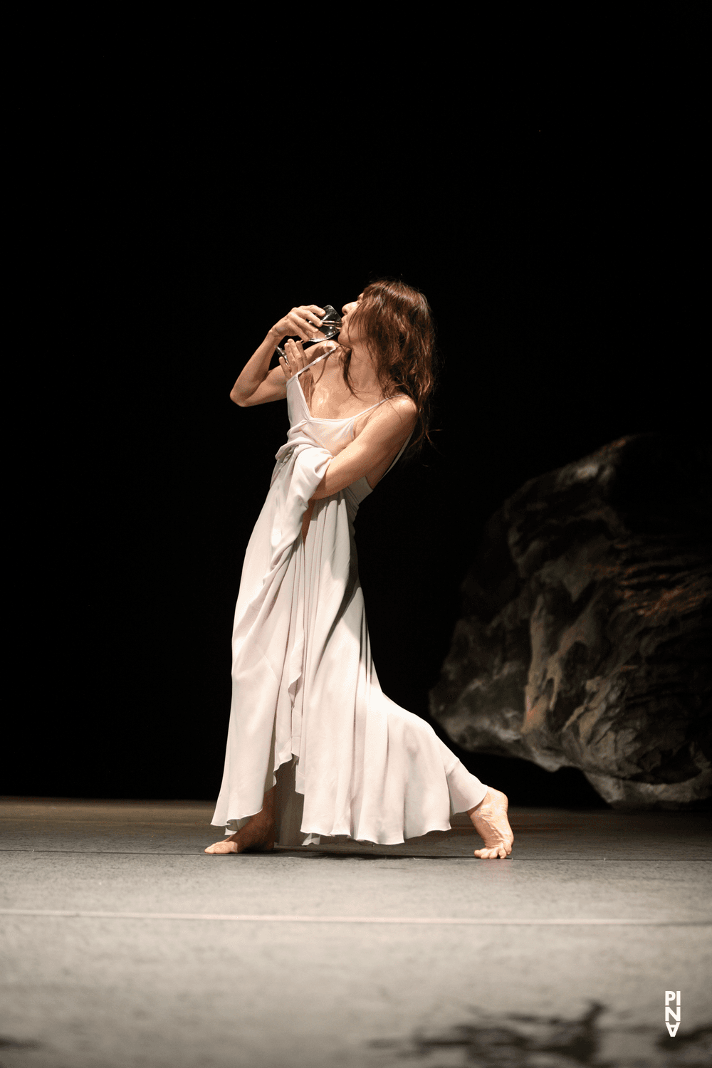 Héléna Pikon in „Vollmond“ von Pina Bausch mit Tanztheater Wuppertal im Schauspielhaus Wuppertal (Deutschland), 10. Mai 2006