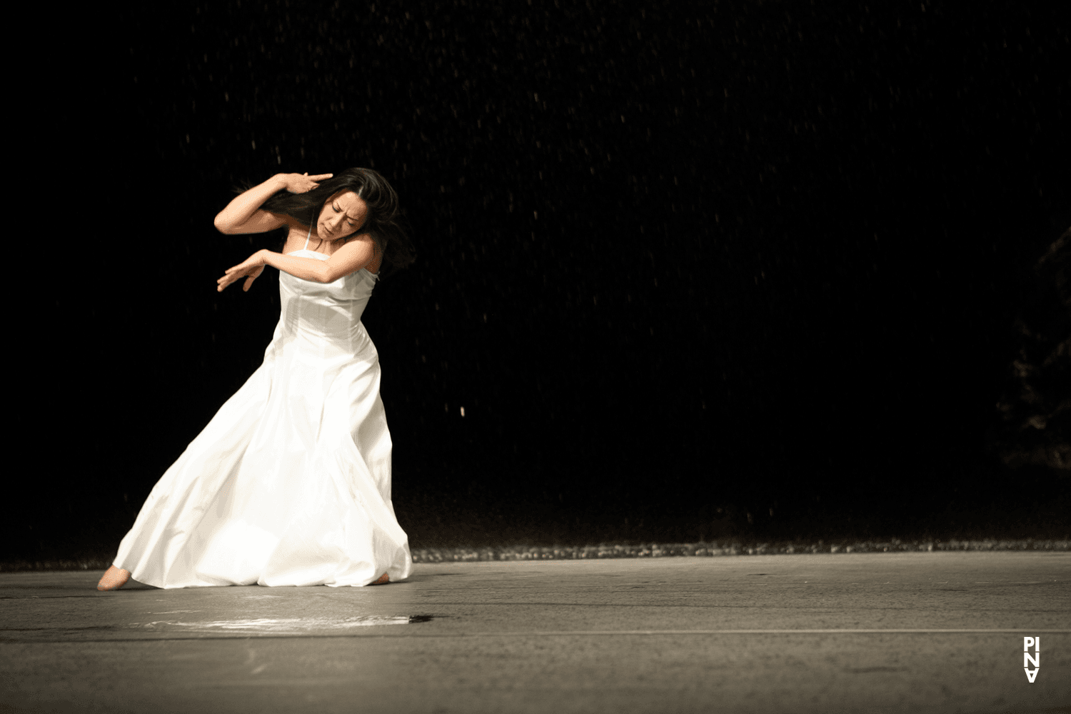 Azusa Seyama in „Vollmond“ von Pina Bausch mit Tanztheater Wuppertal im Schauspielhaus Wuppertal (Deutschland), 10. Mai 2006