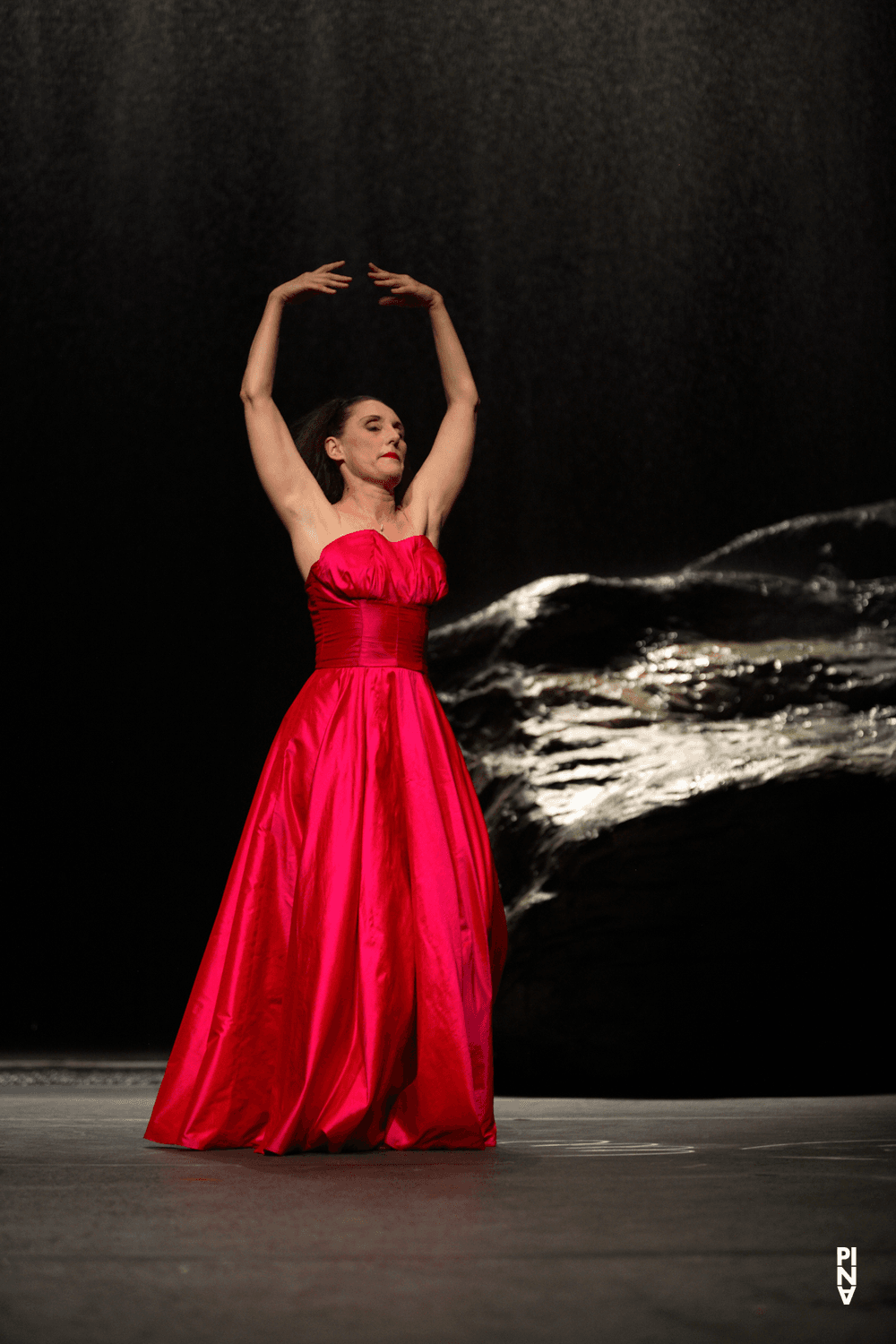 Nazareth Panadero in „Vollmond“ von Pina Bausch mit Tanztheater Wuppertal im Schauspielhaus Wuppertal (Deutschland), 10. Mai 2006