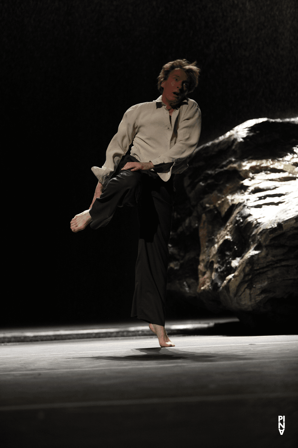 Dominique Mercy in „Vollmond“ von Pina Bausch mit Tanztheater Wuppertal im Schauspielhaus Wuppertal (Deutschland), 10. Mai 2006