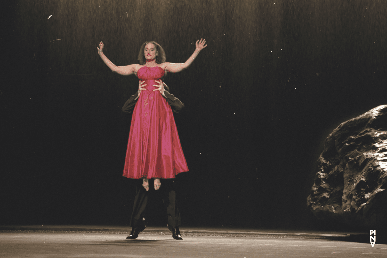 Nazareth Panadero dans « Vollmond (Pleine lune) » de Pina Bausch avec Tanztheater Wuppertal au Schauspielhaus Wuppertal (Allemagne), 10 mai 2006