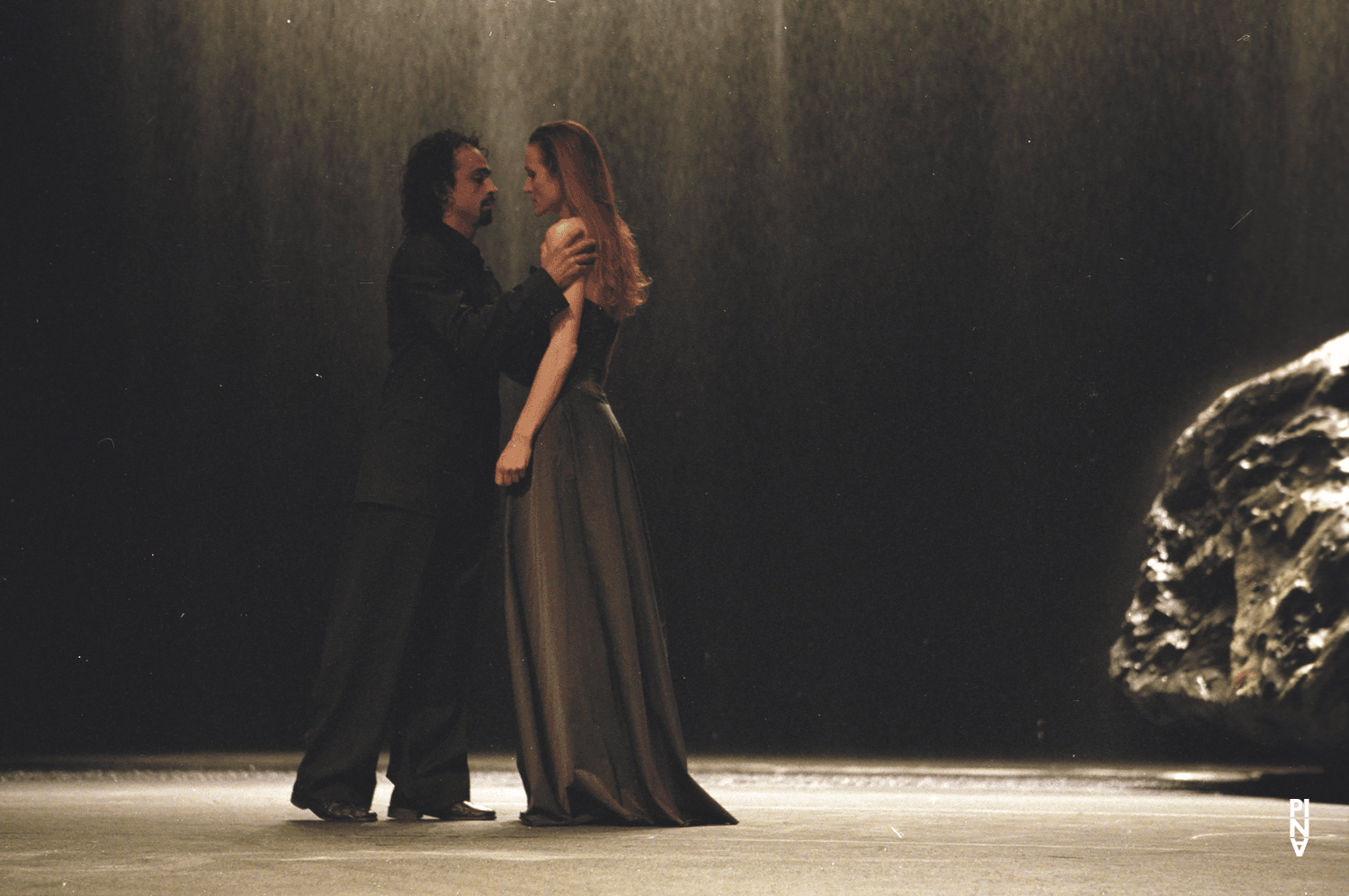 Julie Anne Stanzak und Jorge Puerta Armenta in „Vollmond“ von Pina Bausch mit Tanztheater Wuppertal im Schauspielhaus Wuppertal (Deutschland), 10. Mai 2006