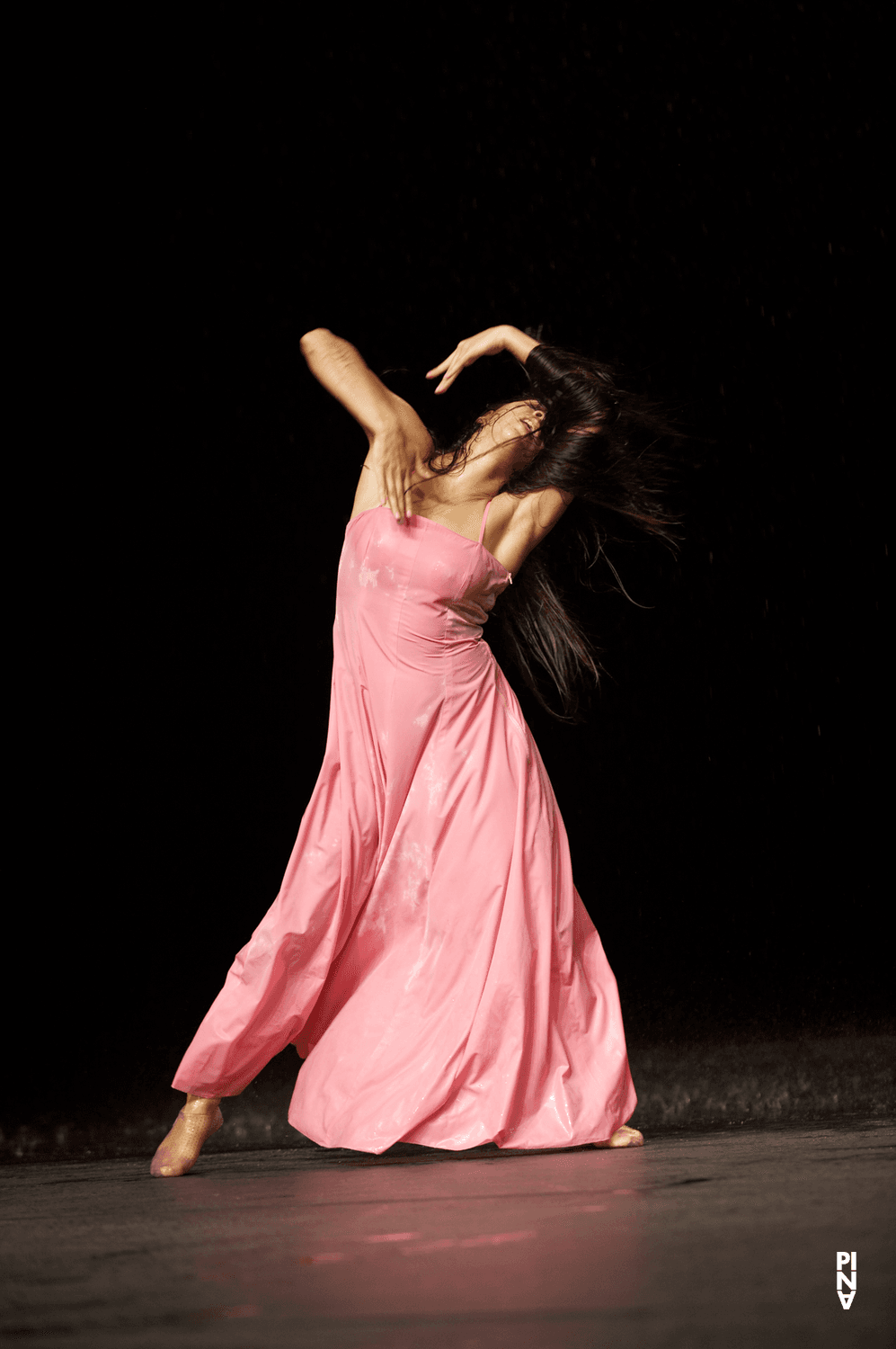 Silvia Farias Heredia in „Vollmond“ von Pina Bausch mit Tanztheater Wuppertal im Schauspielhaus Wuppertal (Deutschland), 27. September 2006