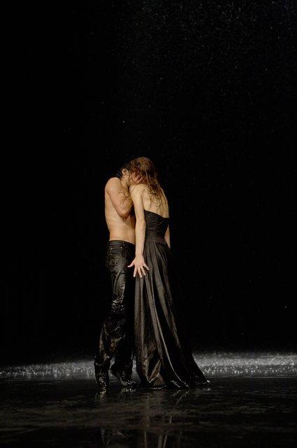 « Vollmond (Pleine lune) » de Pina Bausch avec Tanztheater Wuppertal au Schauspielhaus Wuppertal (Allemagne), 27 septembre 2006