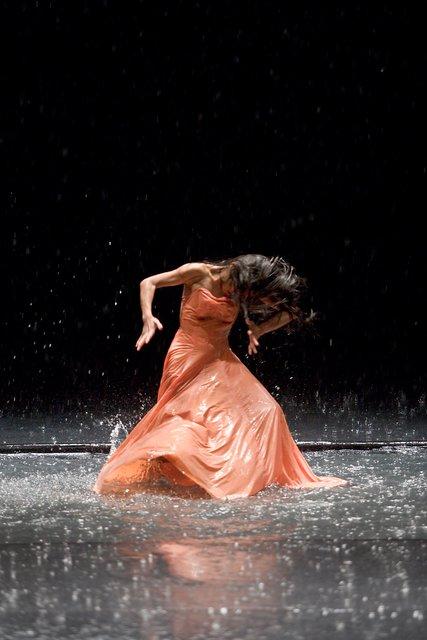 Ditta Miranda Jasjfi in „Vollmond“ von Pina Bausch mit Tanztheater Wuppertal im Théâtre de la Ville Paris (Frankreich), 15. Juni 2007