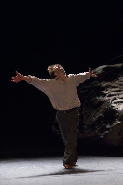 Rainer Behr dans « Vollmond (Pleine lune) » de Pina Bausch avec Tanztheater Wuppertal à l'Opernhaus Wuppertal (Allemagne), 12 juin 2015