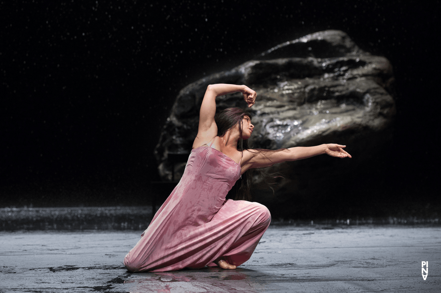 Silvia Farias Heredia dans « Vollmond (Pleine lune) » de Pina Bausch avec Tanztheater Wuppertal à l'Opernhaus Wuppertal (Allemagne), 12 juin 2015