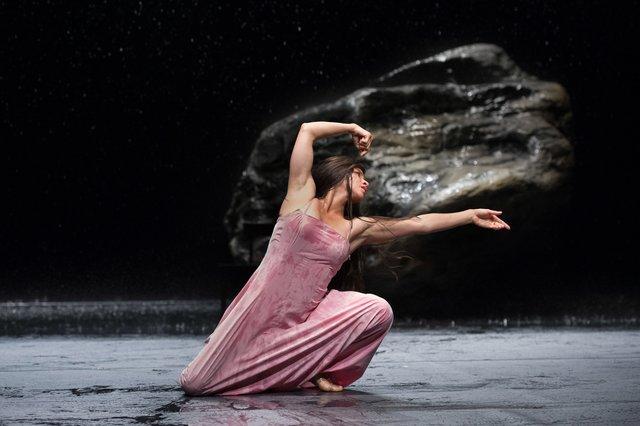 Silvia Farias Heredia in „Vollmond“ von Pina Bausch mit Tanztheater Wuppertal im Opernhaus Wuppertal (Deutschland), 12. Juni 2015