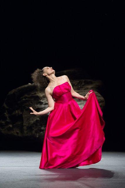 Nazareth Panadero dans « Vollmond (Pleine lune) » de Pina Bausch avec Tanztheater Wuppertal à l'Opernhaus Wuppertal (Allemagne), 12 juin 2015