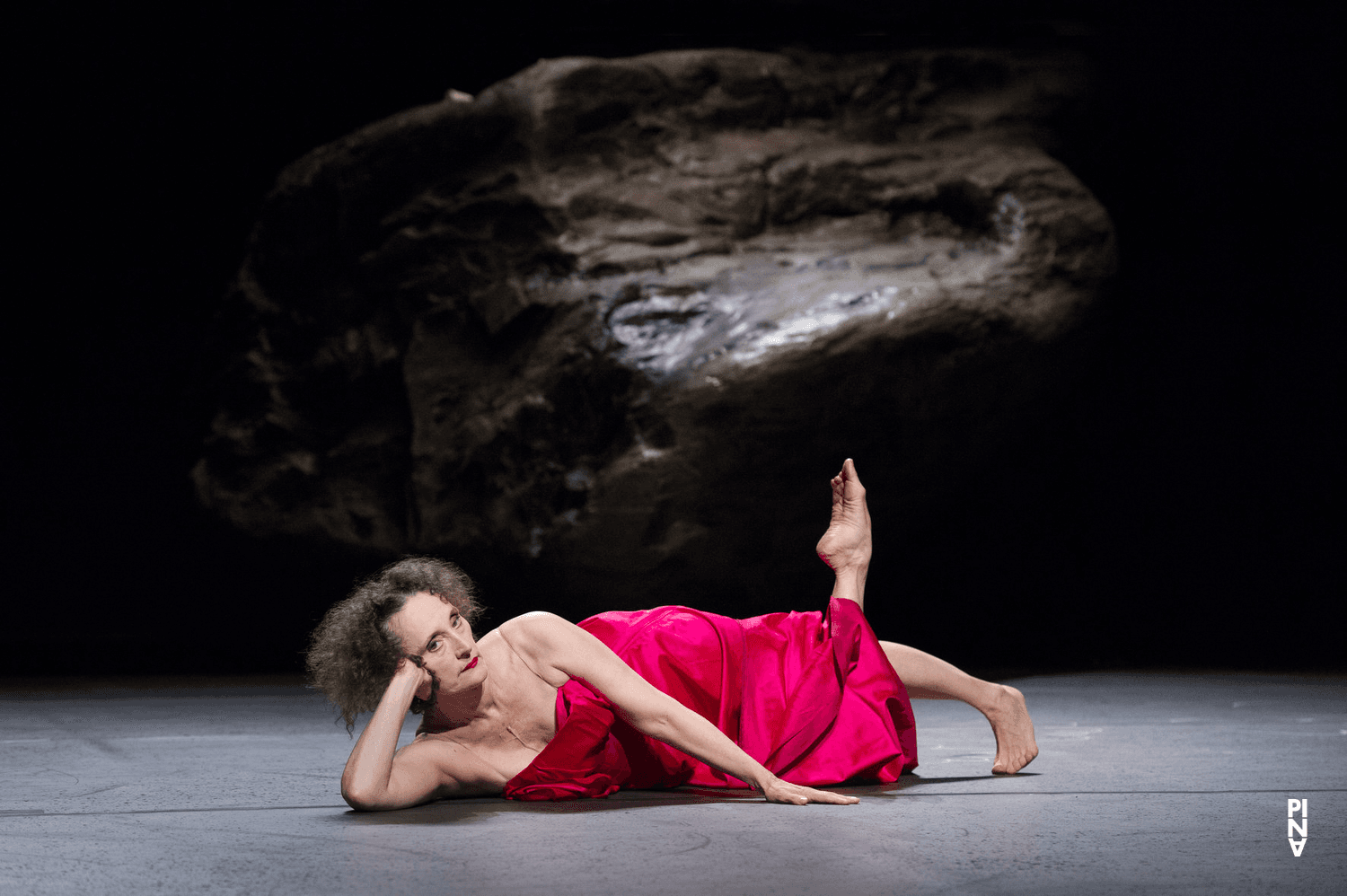 Nazareth Panadero dans « Vollmond (Pleine lune) » de Pina Bausch avec Tanztheater Wuppertal à l'Opernhaus Wuppertal (Allemagne), 12 juin 2015