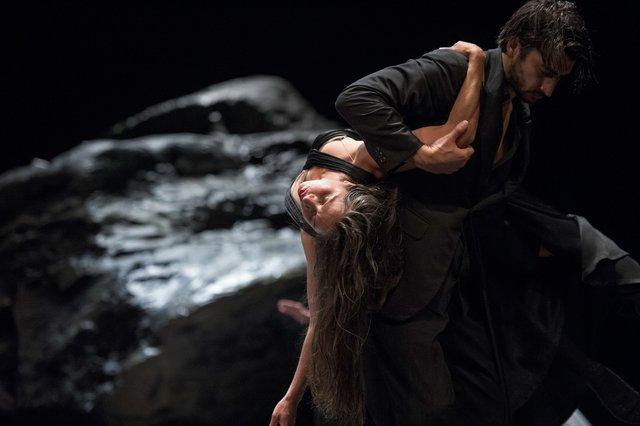 Damiano Ottavio Bigi und Silvia Farias Heredia in „Vollmond“ von Pina Bausch mit Tanztheater Wuppertal im Opernhaus Wuppertal (Deutschland), 12. Juni 2015