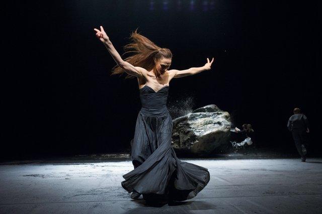 Julie Anne Stanzak in „Vollmond“ von Pina Bausch mit Tanztheater Wuppertal im Opernhaus Wuppertal (Deutschland), 12. Juni 2015