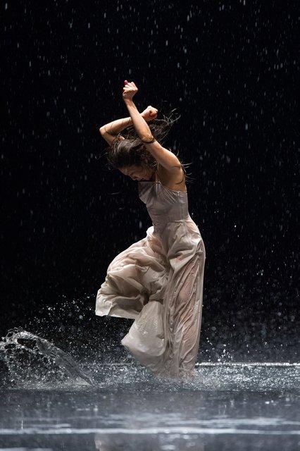Azusa Seyama in „Vollmond“ von Pina Bausch mit Tanztheater Wuppertal im Opernhaus Wuppertal (Deutschland), 12. Juni 2015